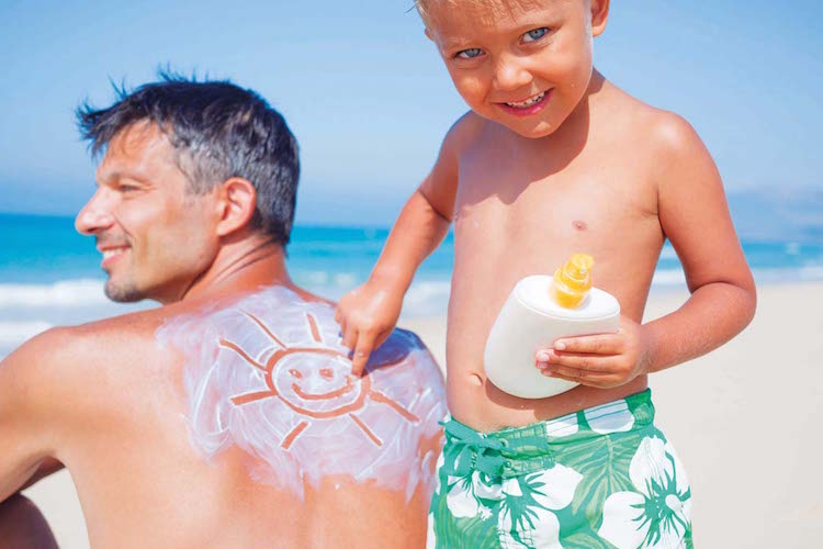 Creme solari per bambini, troppi ingredienti sospetti