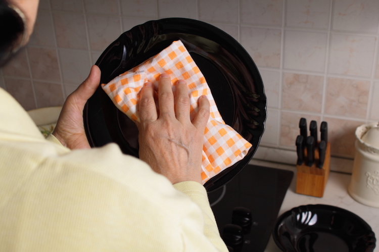 Contaminazioni in casa, occhio agli strofinacci