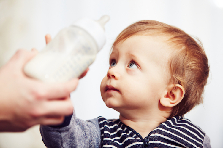 Richiamato latte artificiale per bambi per rischio fisico: il