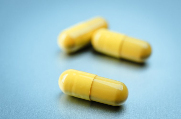 Антибиотик мочеполовая. Желтые капсулы. Желтый антибиотик. Таблетки в желтых капсулах. Антибиотики в капсулах.