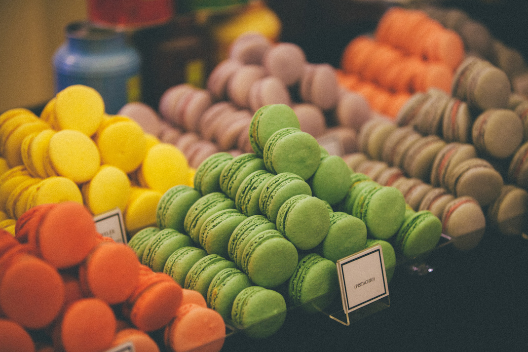 Macaron, in Francia troppi casi di coloranti vietati o in eccesso
