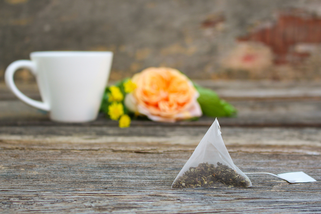 Il pericolo microplastiche nelle bustine del tè