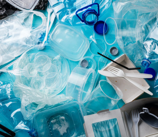 Plastica, inchiesta svela come il riciclo chimico sia la nuova strategia dell’industria petrolifera UV-328