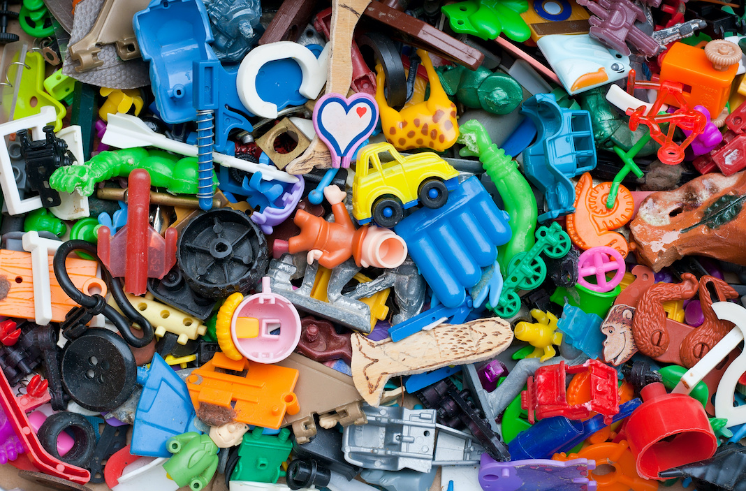 Reciclado e tóxico, plástico europeu é encontrado em brinquedos para crianças africanas