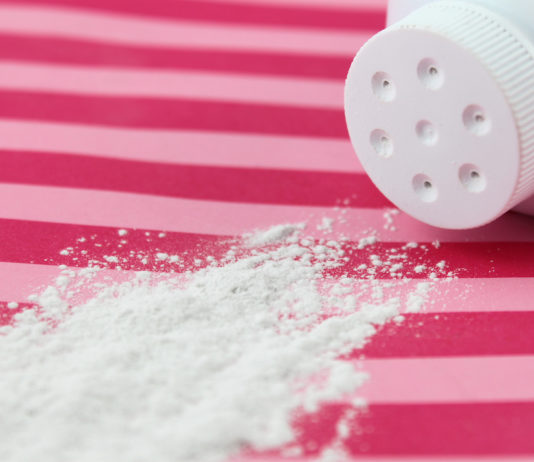 Talco cancerogeno, così J&J ha nascosto i risultati del test sull’amianto Johnson & Johnson STOP TALCO