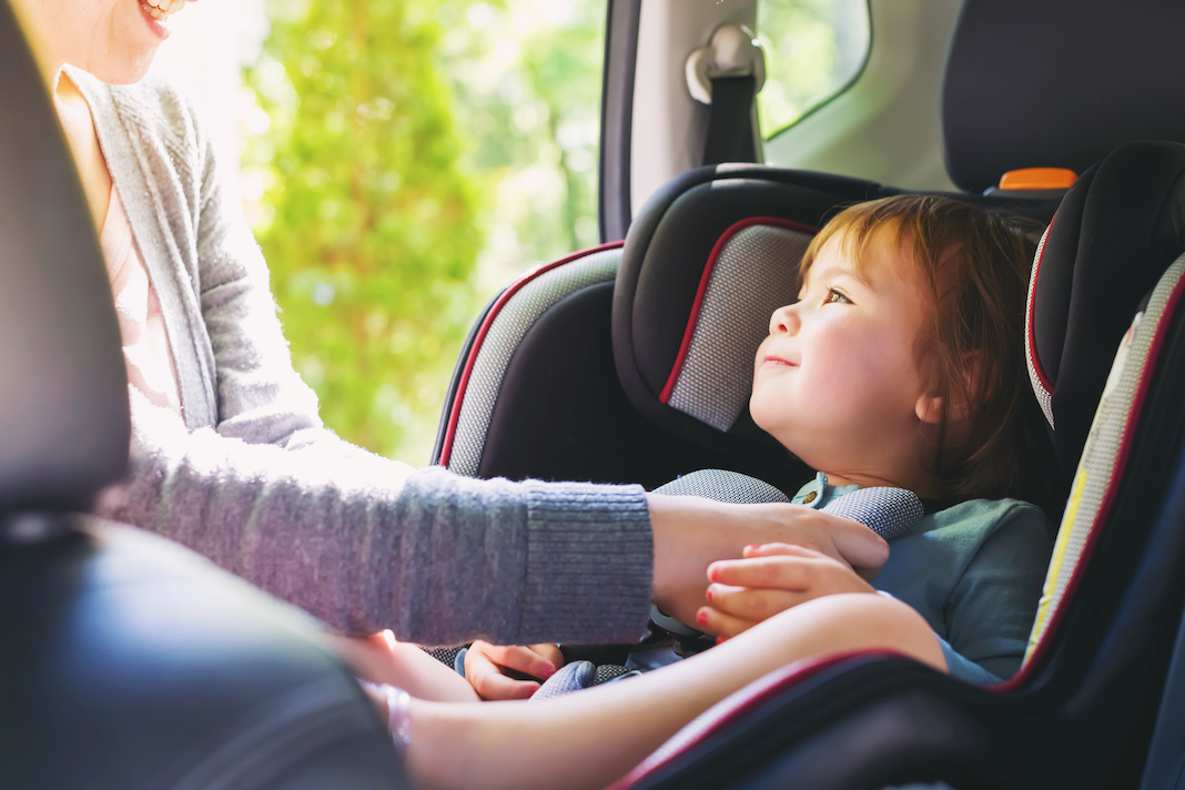 Bambini in auto, dal 2017 cambiano le regole: ecco come - La Stampa