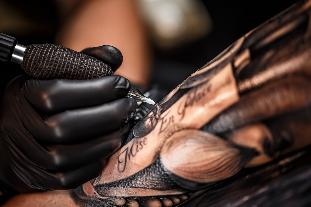 Inchiostro per tatuaggi: cosa contiene e quali norme devono essere  rispettate
