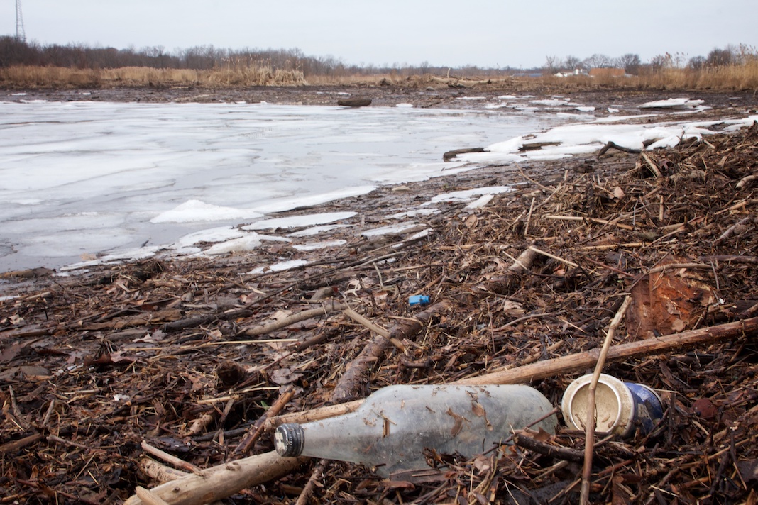 donna asiatica pulita e raccolta bidone di foglie secche immondizia nel  parco, riciclaggio, protezione dell'ambiente. squadra con il progetto di  riciclo all'esterno. 2760960 Stock Photo su Vecteezy