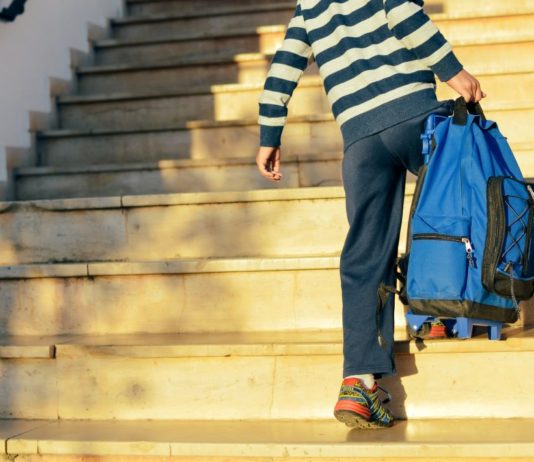 Guida allo zaino scolastico perfetto per elementari e medie SCUOLA ZAINO PESARE