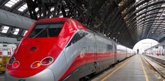 Rimborsi Trenitalia, via l’obbligo di certificare la rinuncia: gli impegni con l’Agcm per evitare la sanzione trenitalia
