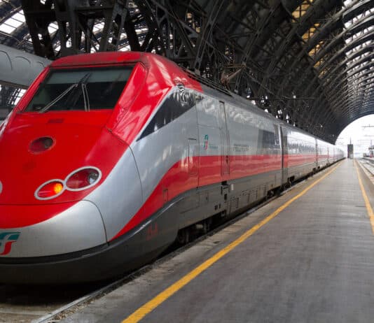 Rimborsi Trenitalia, via l’obbligo di certificare la rinuncia: gli impegni con l’Agcm per evitare la sanzione trenitalia