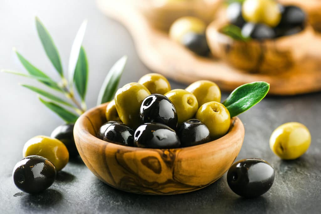 Acrilammide: attenti a chips vegetali e olive nere “colorate”