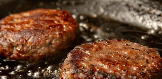 Ecco quando è sicuro mangiare carne al sangue. Il video