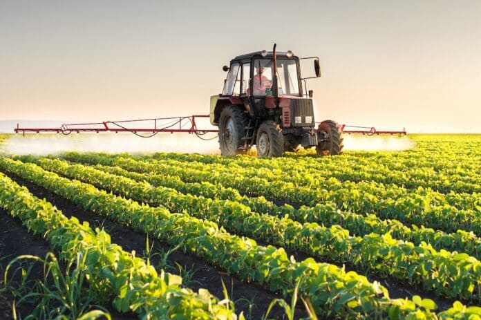 Tractor spraying soybean agricoltura