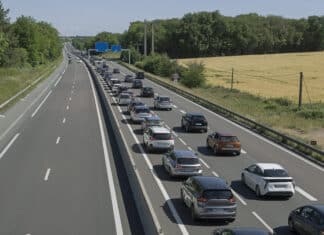 Safety car in autostrada, in vigore nuovi obblighi: multa e sospensione per i trasgressori safety cast