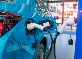 Auto elettrica, arrivano gli incentivi: il confronto con l’ibrido su convenienza e ambiente elettrica