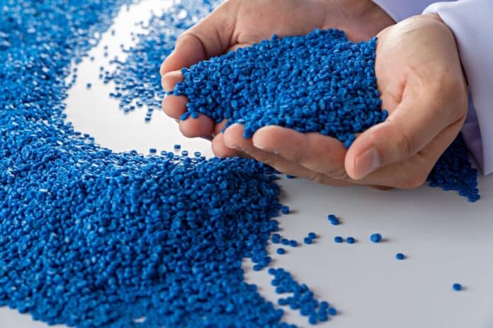 White plastic grain, plastic polymer granules,hand hold Polymer pellets, Raw materials for making water pipes, Plastics from petrochemicals and compound extrusion, resin from plant polyethylene. tossica