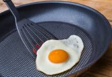 Rigirare la frittata? Con le spatole in plastica espone a troppi rischi SPATOLE IN PLASTICA