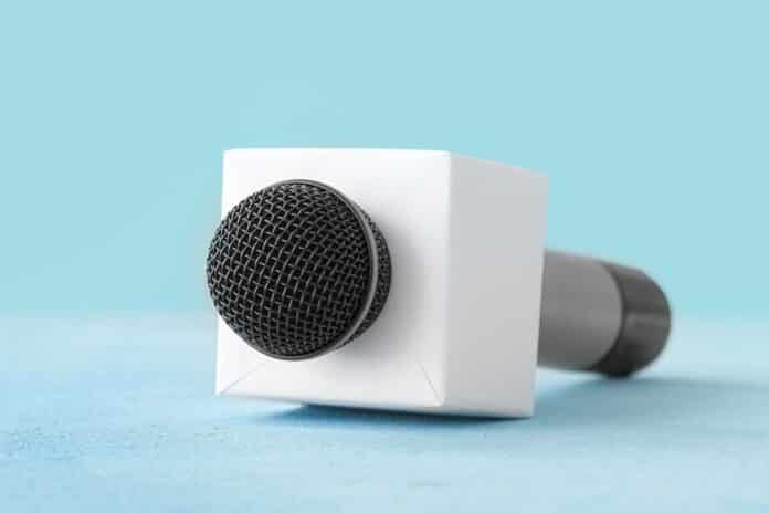 Journalist's microphone on color background sciopero giornalisti