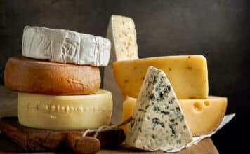 Formaggi, cosa si nasconde dietro l’etichetta? Coagulanti Ogm, additivi e…