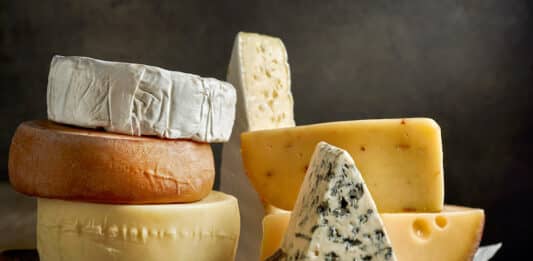 Formaggi, cosa si nasconde dietro l’etichetta? Coagulanti Ogm, additivi e…