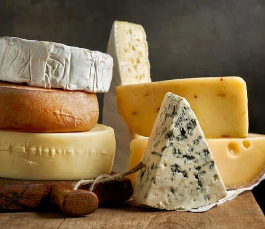 Formaggi, cosa si nasconde dietro l’etichetta? Coagulanti Ogm, additivi e…