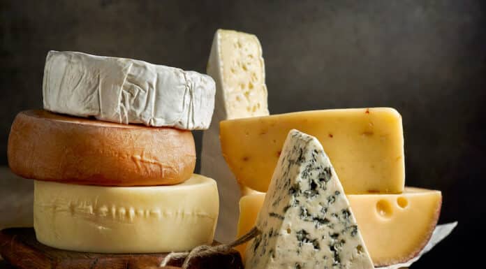 Formaggi, cosa si nasconde dietro l’etichetta? Coagulanti Ogm, additivi e…