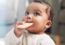 Snack per bebè, test su 15 prodotti: troppo calorici e troppo salati