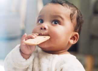 Snack per bebè, test su 15 prodotti: troppo calorici e troppo salati