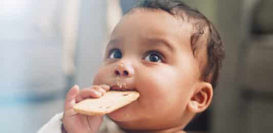 Snack per bebè, test su 15 prodotti: troppo calorici e troppo salati
