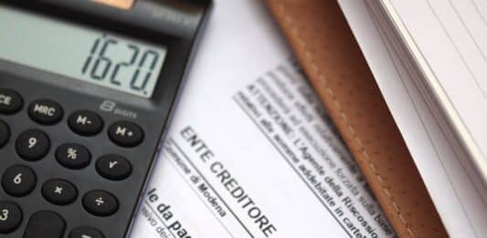 Cartelle non pagate, da gennaio scatta il blocco automatico di stipendi e pensioni pubbliche cartelle fisco debiti