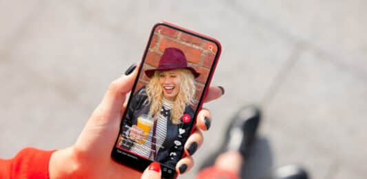 Influencer di moda e cibo, indagine europea: il 67% dei post non dichiara collaborazione con i brand