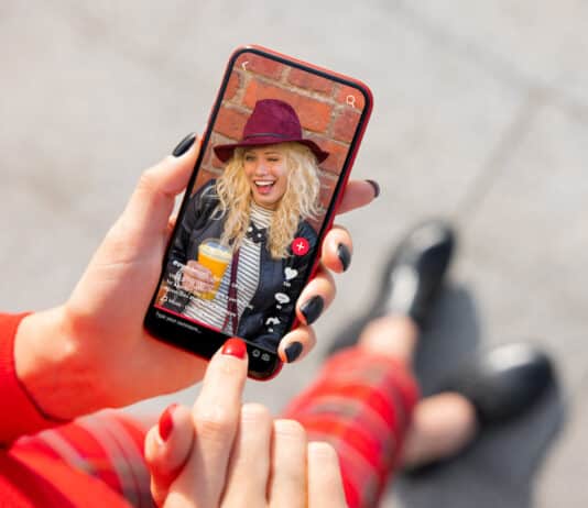 Influencer di moda e cibo, indagine europea: il 67% dei post non dichiara collaborazione con i brand