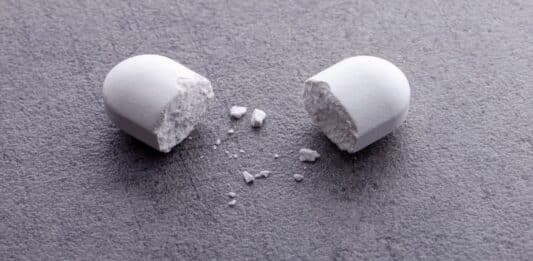 Nelle Rsa troppi farmaci e pillole spezzate: il rischio nascosto delle terapie agli anziani FARMACI PILLOLE SPEZZATE