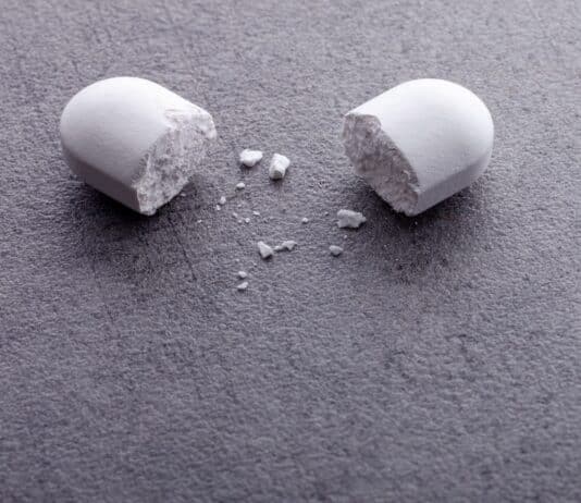 Nelle Rsa troppi farmaci e pillole spezzate: il rischio nascosto delle terapie agli anziani FARMACI PILLOLE SPEZZATE