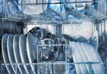 Quanto detersivo per lavastoviglie rimane sui piatti dopo un ciclo di lavaggio?