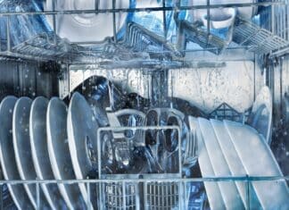 Quanto detersivo per lavastoviglie rimane sui piatti dopo un ciclo di lavaggio?