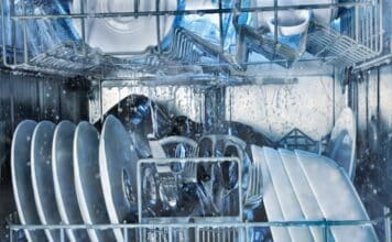 Quanto detersivo per lavastoviglie rimane sui piatti dopo un ciclo di lavaggio?