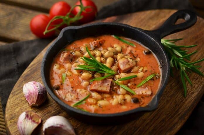Baked beans in skillet LECTINE FAGIOLI CRUDI
