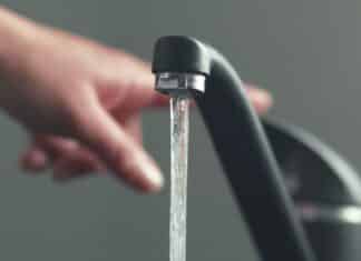 Limiti Pfas nelle acque, la proroga di 6 mesi per i più dannosi. Mamme No Pfas: “Un favore all’industria” pfas