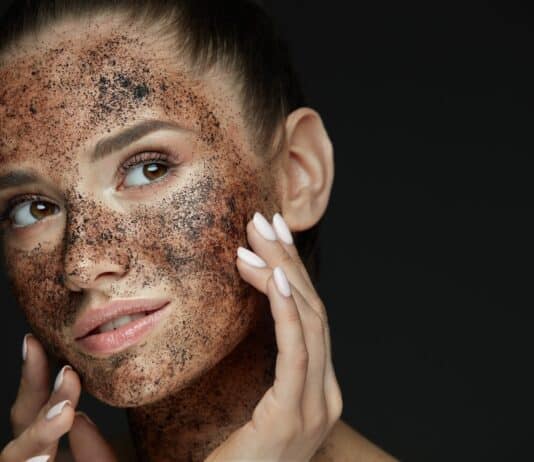 Scrub corpo, promossi e bocciati dopo l’abbandono delle microplastiche. Il test SCRUB