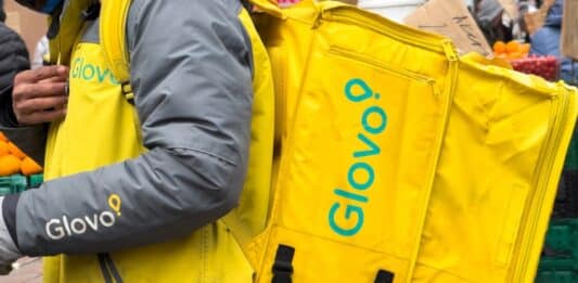 Caporalato, controllo giudiziario per Glovo: “Paghe sotto la soglia di povertà” glovo