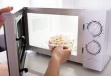 Microonde e microplastiche: l’inchiesta di Greenpeace sui cibi pronti microplastiche