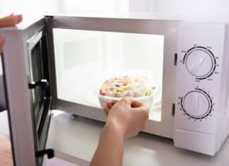 Microonde e microplastiche: l’inchiesta di Greenpeace sui cibi pronti microplastiche