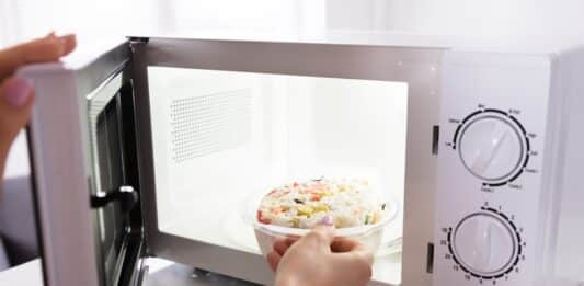 Microonde e microplastiche: l’inchiesta di Greenpeace sui cibi pronti microplastiche