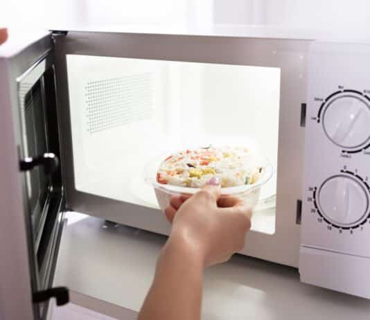 Microonde e microplastiche: l’inchiesta di Greenpeace sui cibi pronti microplastiche