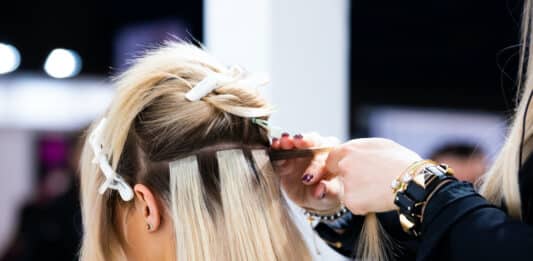 Extension per capelli: studio rivela presenza di centinaia di sostanze chimiche, di cui molte pericolose