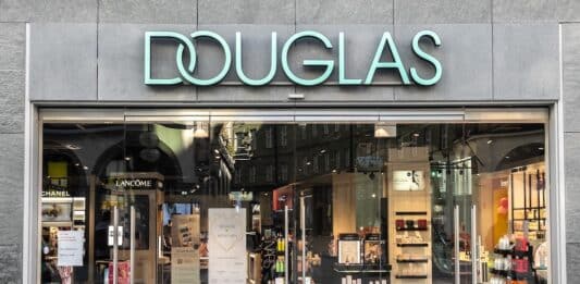 Acquista integratori sul sito Douglas: li riceve scaduti e… risponde l’azienda