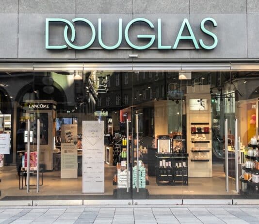 Acquista integratori sul sito Douglas: li riceve scaduti e… risponde l’azienda