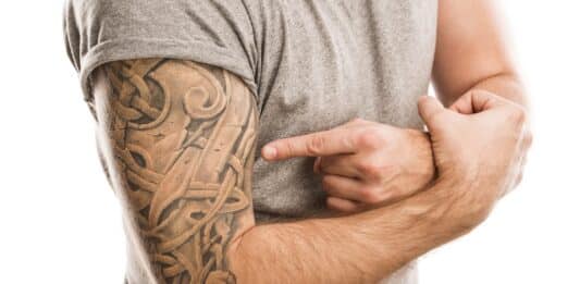 Tatuaggi, lo studio svizzero: i pigmenti indeboliscono il sistema immunitario TATUAGGI